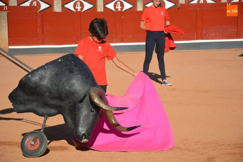 Foto 10 - Los ni&ntilde;os arropan a Juventud Taurina en el ruedo de La Glorieta&nbsp;  
