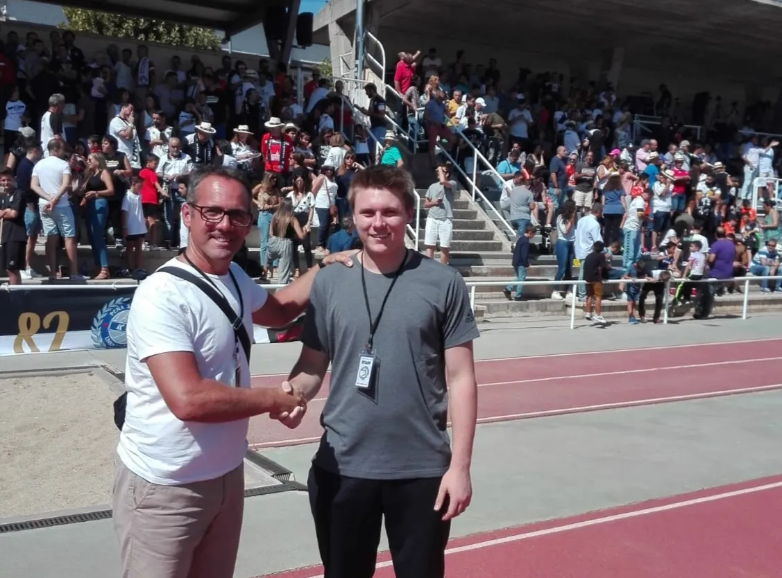 Lachlan Watson junto con Gorka Etxebarria