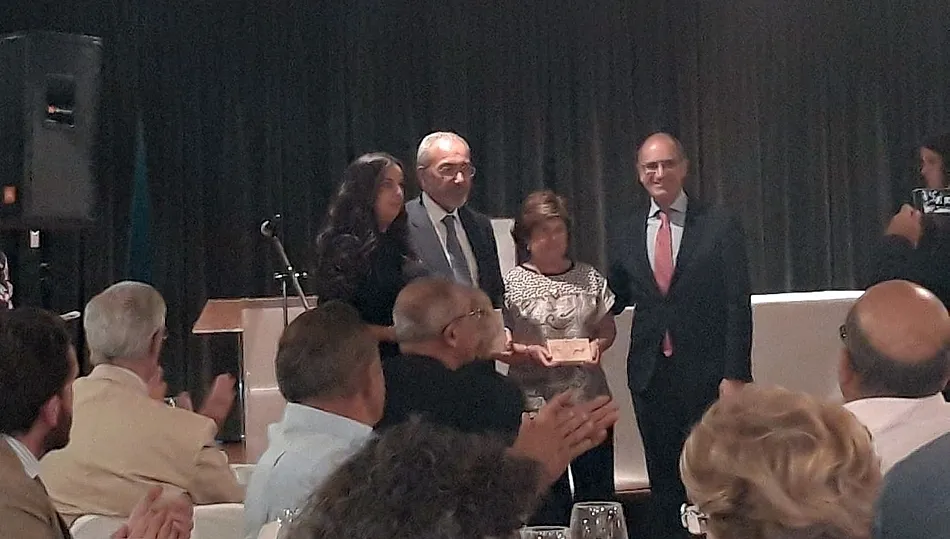 Momento de la entrega de premios con Irene Muñiz (d) y Sara Martín (iz.)