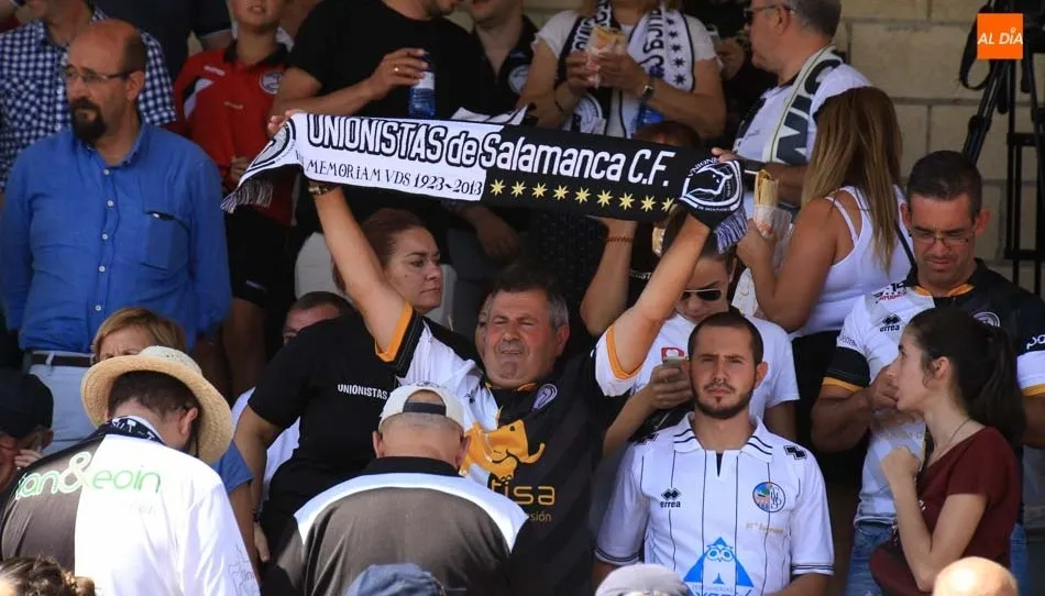 Aficionados de Unionistas en las Pistas del Helmántico