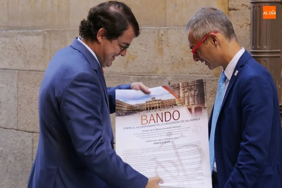 Alfonso Fernández Mañueco, alcalde de la ciudad, mostrando el Bando del Ayuntamiento con motivo de la XXX Asamblea de la Magna Charta Universitatum