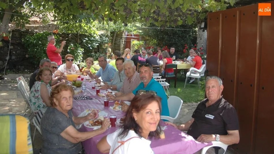 Los vecinos de Villares de Yeltes despedían las fiestas compartiendo un parrillada / SILVESTRE