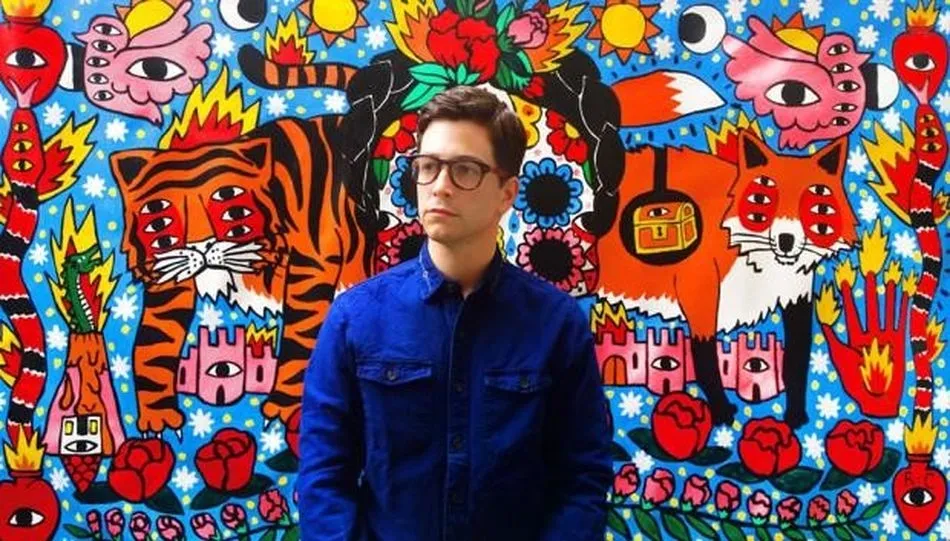 El ilustrador Ricardo Cávolo junto a una de sus obras.