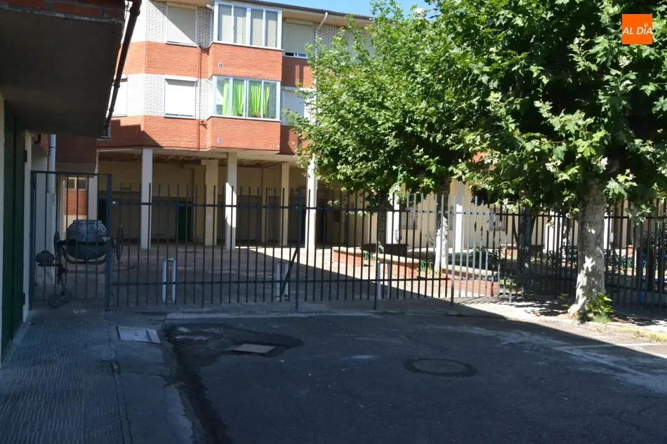 Foto 9 - Revuelo en el Barrio Nuevo al decidir la Urbanizaci&oacute;n Las Eras cerrar por completo el acceso a la...