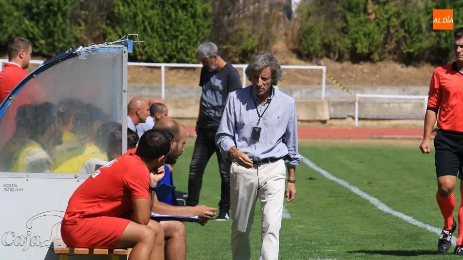 Roberto Aguirre en el último encuentro liguero de su equipo. Foto: Alberto  Martín