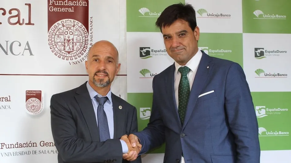 El director gerente de la Fundación USAL, Óscar González Benito, y el director territorial de EspañaDuero, Manuel Rubio, en la firma de un acuerdo reciente