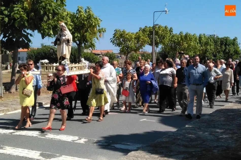 Foto 10 - La Virgen del Carmen sale en procesi&oacute;n por las calles de Trabanca  