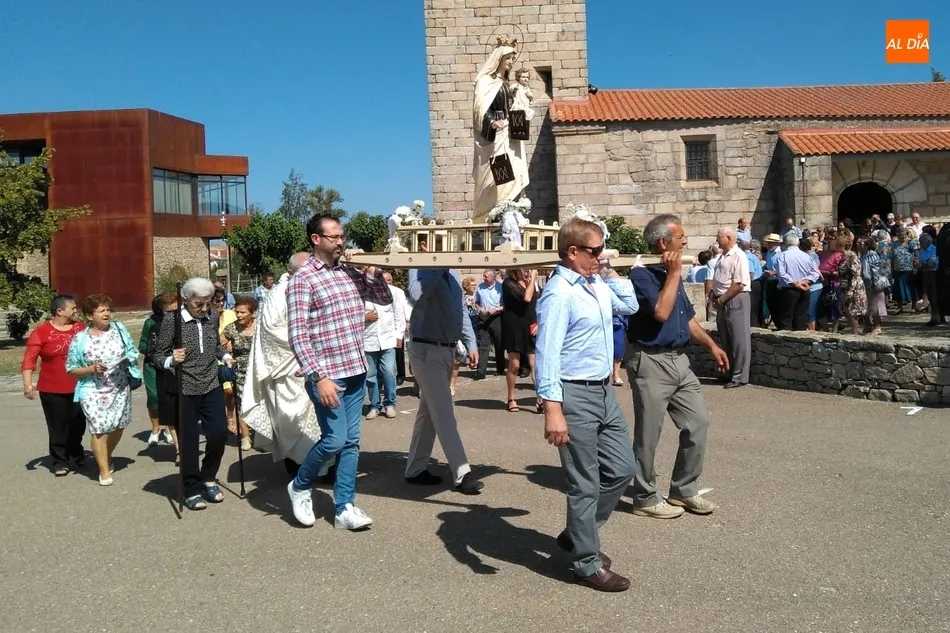Foto 9 - La Virgen del Carmen sale en procesi&oacute;n por las calles de Trabanca  