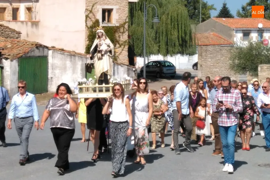 Foto 7 - La Virgen del Carmen sale en procesi&oacute;n por las calles de Trabanca  