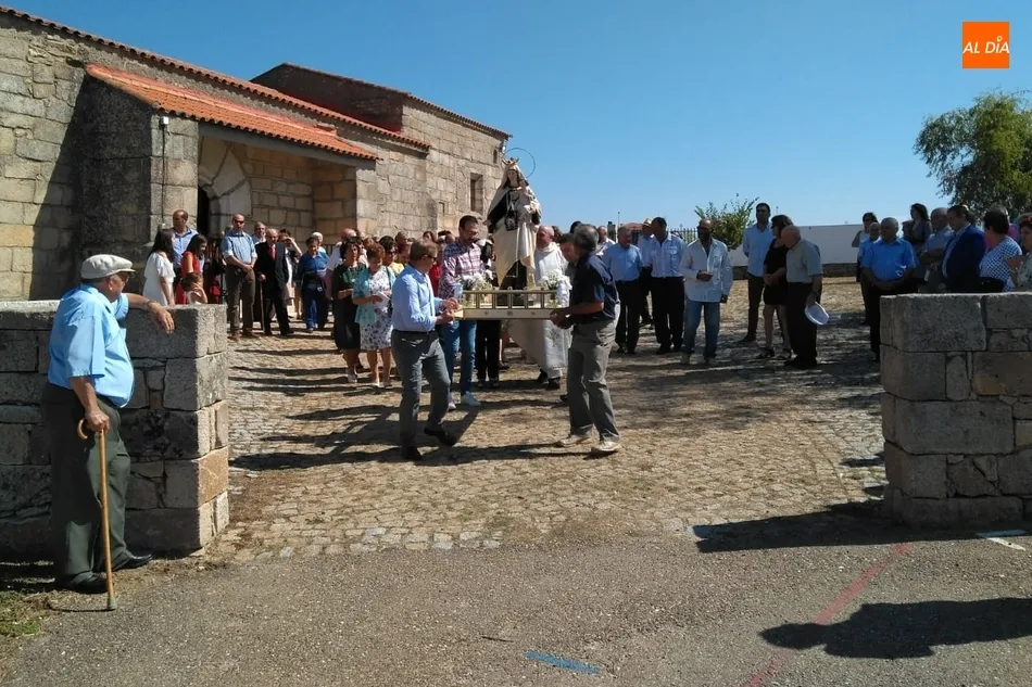 Foto 6 - La Virgen del Carmen sale en procesi&oacute;n por las calles de Trabanca  