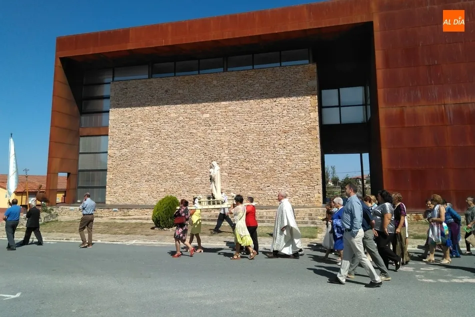 Foto 5 - La Virgen del Carmen sale en procesi&oacute;n por las calles de Trabanca  