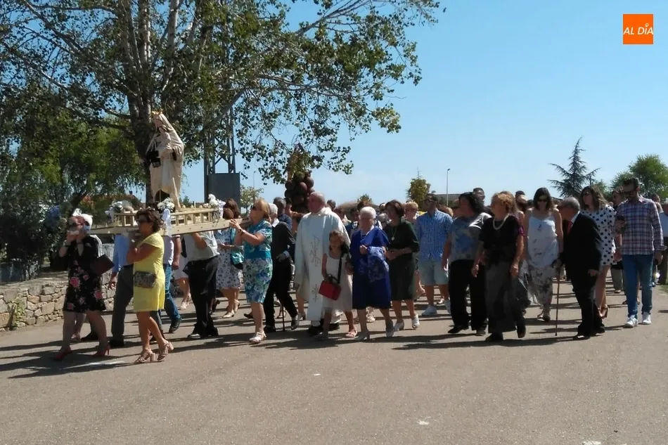 Foto 4 - La Virgen del Carmen sale en procesi&oacute;n por las calles de Trabanca  