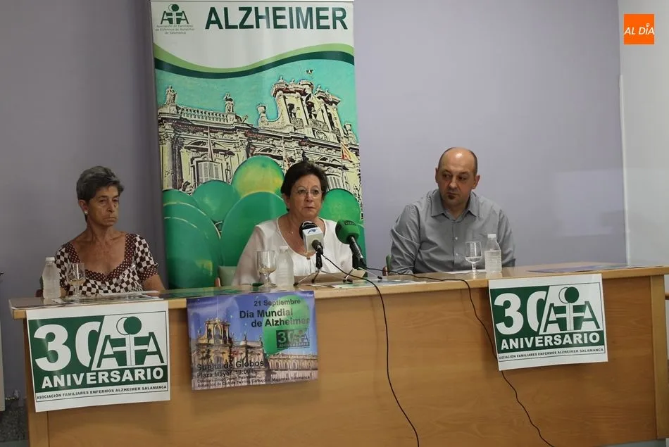  La presidenta de AFA, Magdalena Hernández, en el centro, en la presentación de estos actos