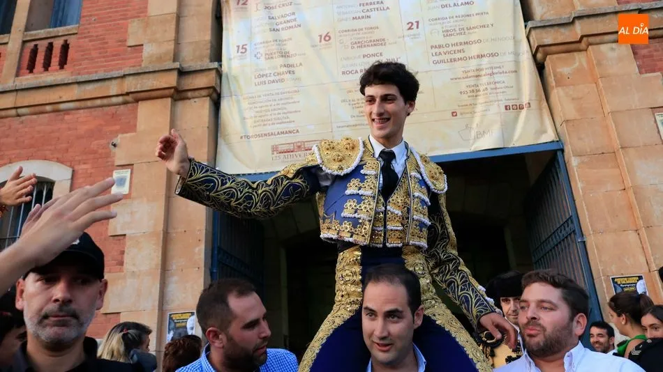 Antonio Grande sale en hombros de La Glorieta. Foto: Miguel Hernández
