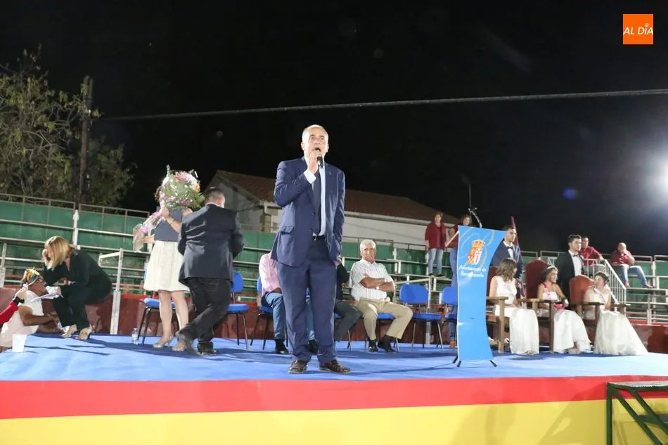 Foto 4 - Las pe&ntilde;as ponen colorido y animaci&oacute;n en un bullicioso desfile en Barruecopardo  