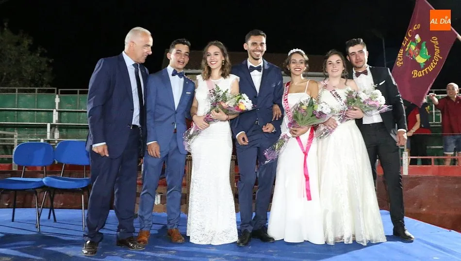 Corte de honor con el alcalde, Jesús María Ortiz, a la izquierda / CORRAL