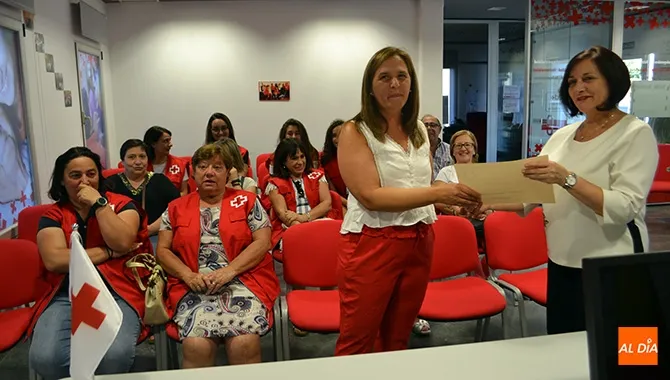 La Presidenta comarcal de Cruz Roja, Maite Pérez, recibía de manos de la alcaldesa, Carmen Ávila, la recaudación de la parrillada de ferias