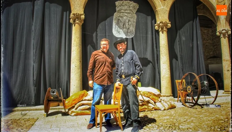 Ángel Ballesteros e Ignacio Coll con el decorado de una de las escenificaciones de la Revolución de 1868