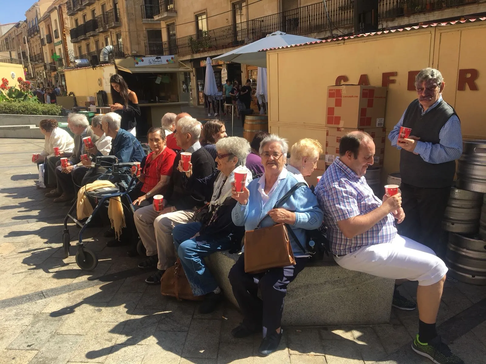 Foto 8 - Mayores de la residencia Arapiles disfrutan de las Ferias