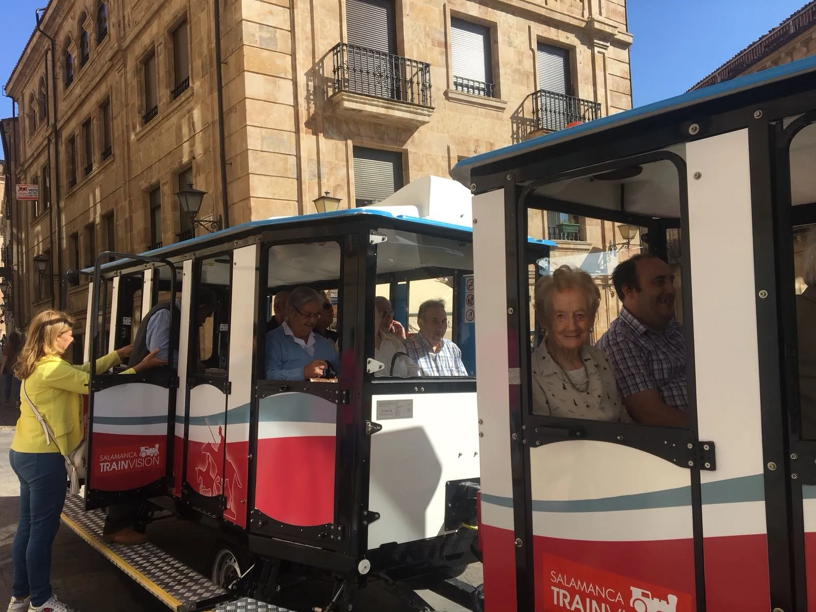 Foto 4 - Mayores de la residencia Arapiles disfrutan de las Ferias