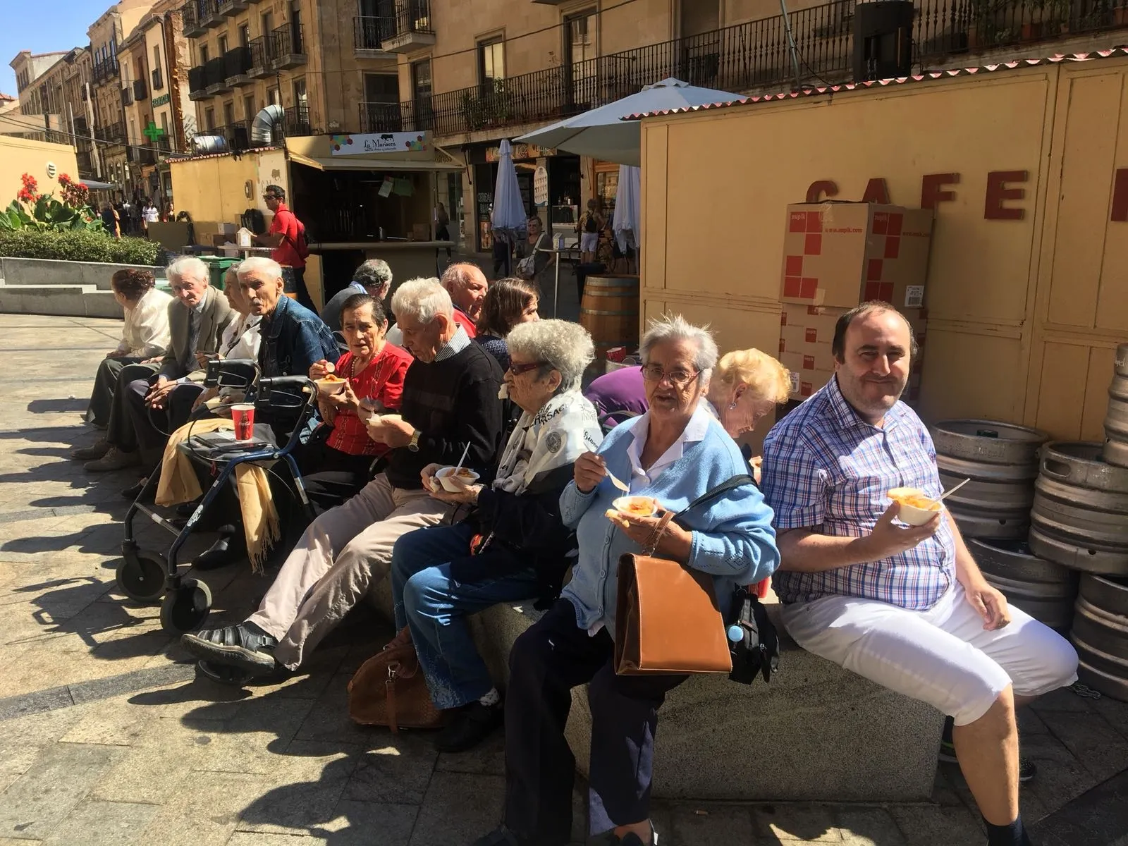 Foto 3 - Mayores de la residencia Arapiles disfrutan de las Ferias