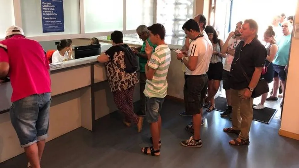 Cola para hacer abonos durante este verano en las oficinas del Helmántico. Foto: www.salamancacfuds.com