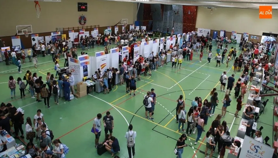 Feria de Bienvenida en el pabellón Unamuno. Foto de Alberto Martín