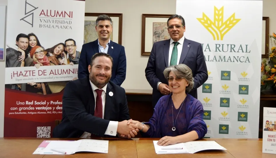 El presidente de Alumni, Alberto Alonso Regalado, y la directora general de Caja Rural de Salamanca, Isabel Martín Arija