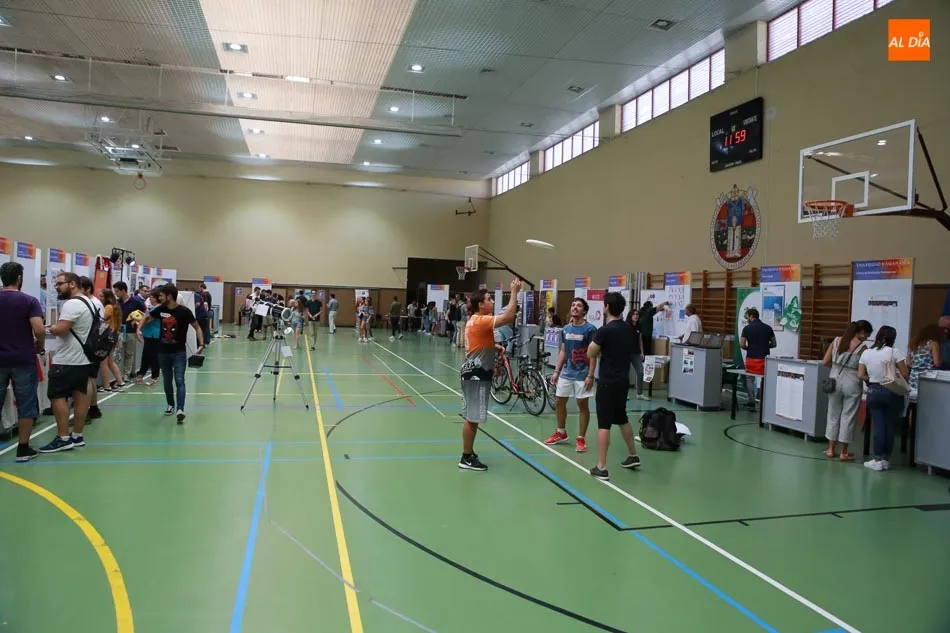 Foto 11 - La Universidad de Salamanca muestra sus servicios y unidades en la Feria de Bienvenida