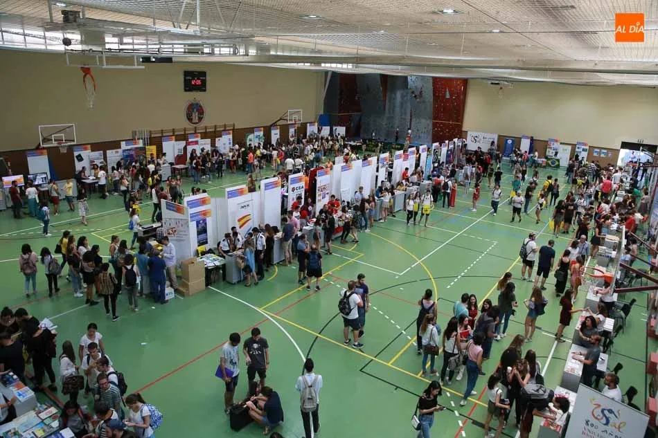 Foto 9 - La Universidad de Salamanca muestra sus servicios y unidades en la Feria de Bienvenida