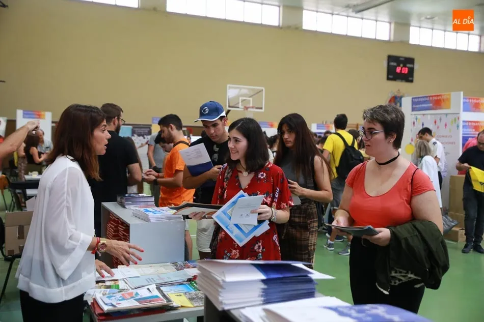 Foto 8 - La Universidad de Salamanca muestra sus servicios y unidades en la Feria de Bienvenida