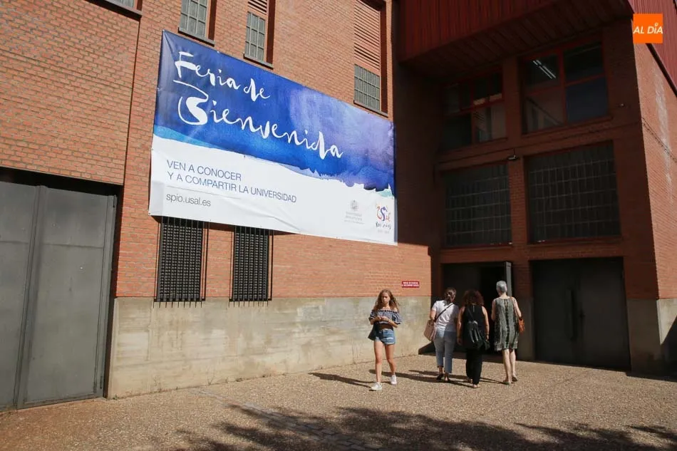 Foto 7 - La Universidad de Salamanca muestra sus servicios y unidades en la Feria de Bienvenida