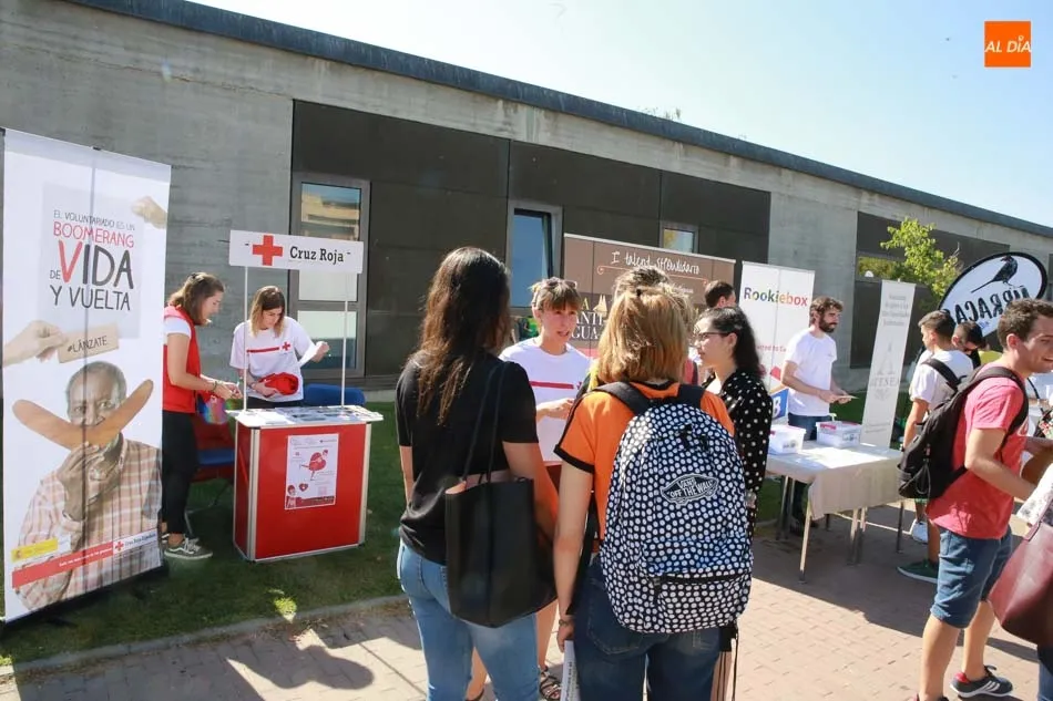 Foto 6 - La Universidad de Salamanca muestra sus servicios y unidades en la Feria de Bienvenida