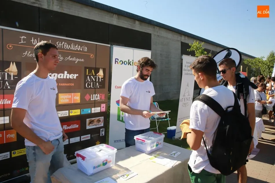 Foto 5 - La Universidad de Salamanca muestra sus servicios y unidades en la Feria de Bienvenida