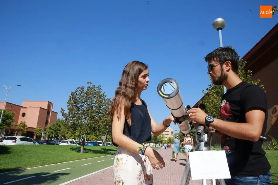 Foto 4 - La Universidad de Salamanca muestra sus servicios y unidades en la Feria de Bienvenida