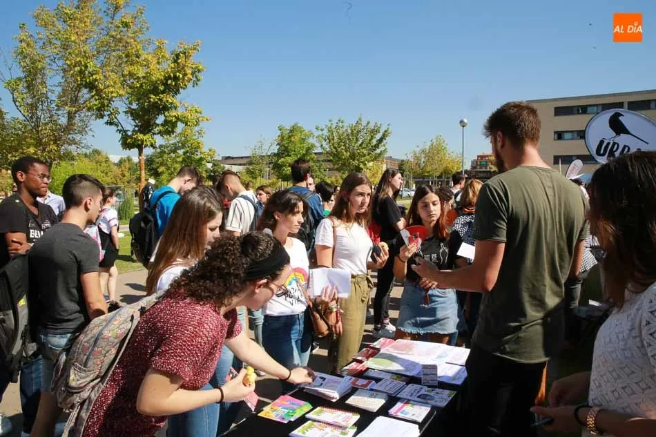 Foto 3 - La Universidad de Salamanca muestra sus servicios y unidades en la Feria de Bienvenida