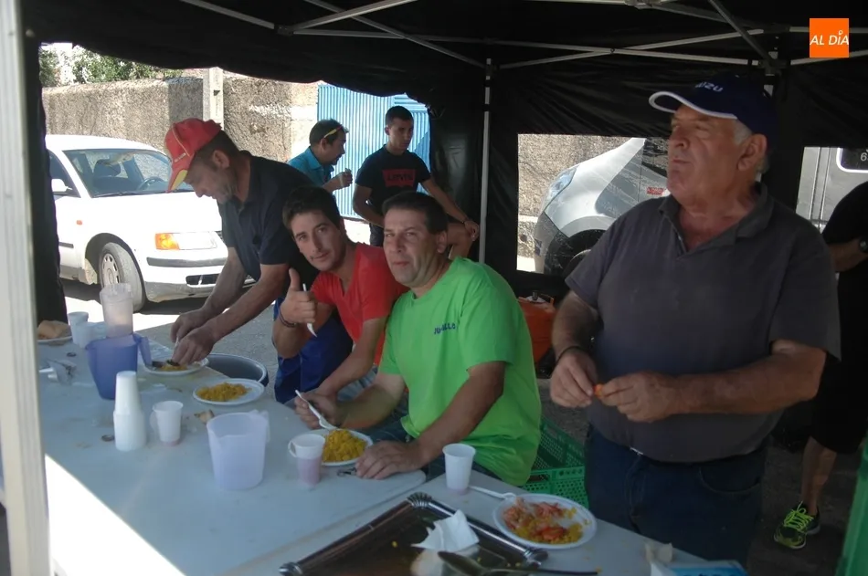 Foto 3 - En Ba&ntilde;ob&aacute;rez cogen fuerza con una paella ante lo que tienen por delante  