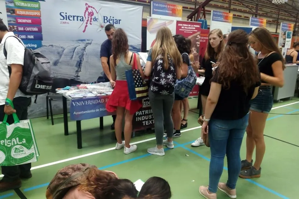Foto 2 - La Covatilla como protagonista en la Feria de Bienvenida de la USAL en Salamanca  