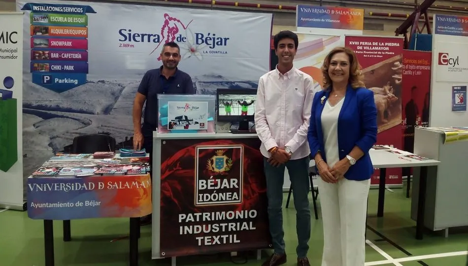 Representantes del Ayuntamiento en el stand de Béjar instalado en el Campus Unamuno de Salamanca