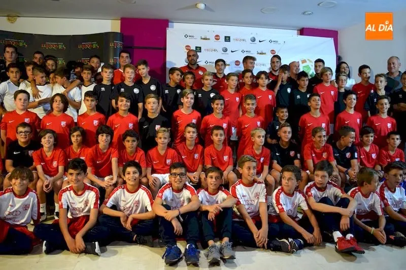 Jugadores de los diferentes equipos estuvieron durante la presentación