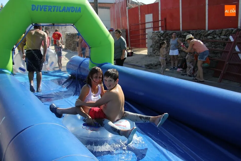 Foto 7 - Un parque infantil, comida de pe&ntilde;as y tentadero en la segunda jornada festiva de Barruecopardo  
