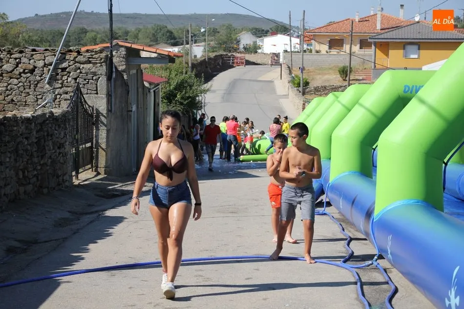 Foto 4 - Un parque infantil, comida de pe&ntilde;as y tentadero en la segunda jornada festiva de Barruecopardo  