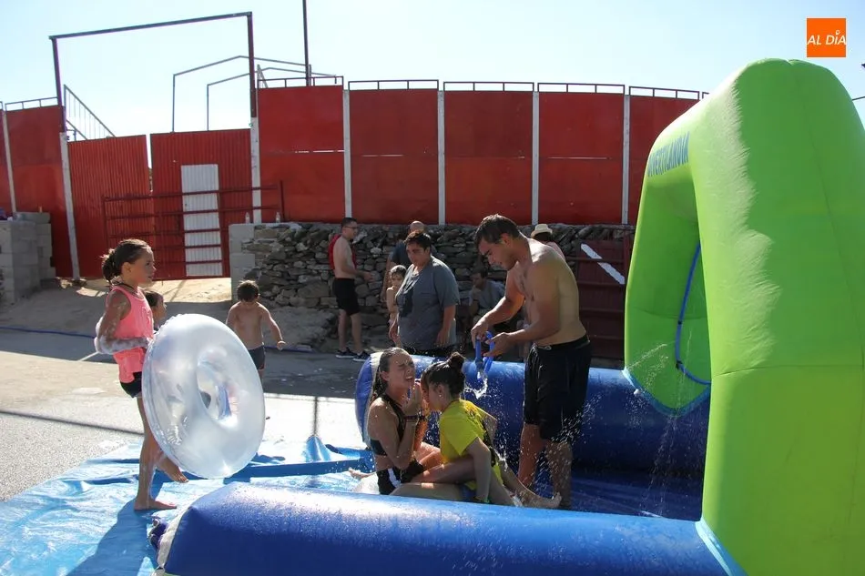Foto 2 - Un parque infantil, comida de pe&ntilde;as y tentadero en la segunda jornada festiva de Barruecopardo  