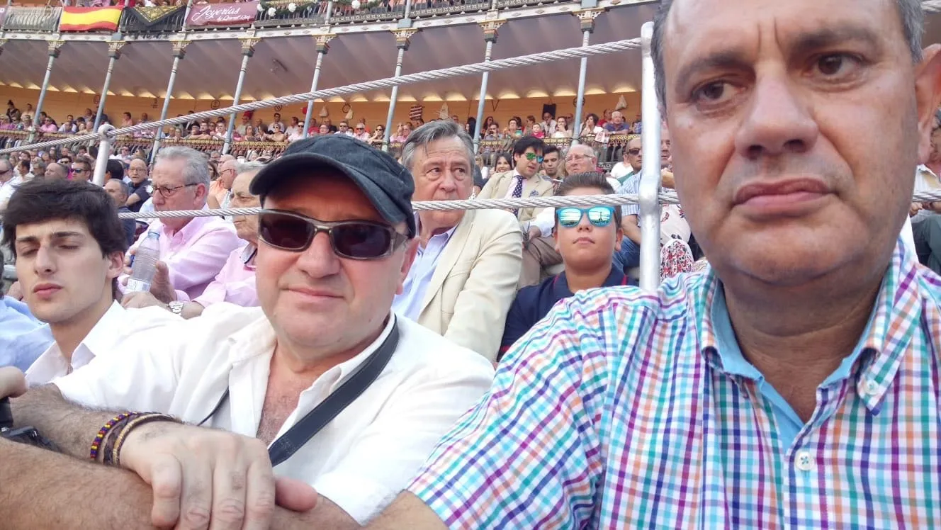 Con gorra, el artista Fernando García Malmierca, acompañado por José Ramón Cid Cebrián