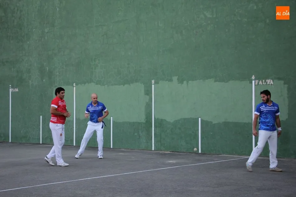 Foto 10 - Vibrante partido de pelota para celebrar las fiestas en Barruecopardo  