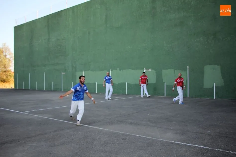 Foto 9 - Vibrante partido de pelota para celebrar las fiestas en Barruecopardo  