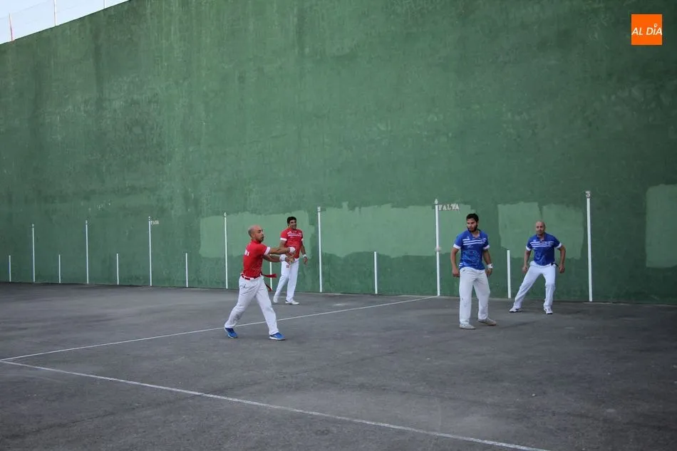 Foto 8 - Vibrante partido de pelota para celebrar las fiestas en Barruecopardo  