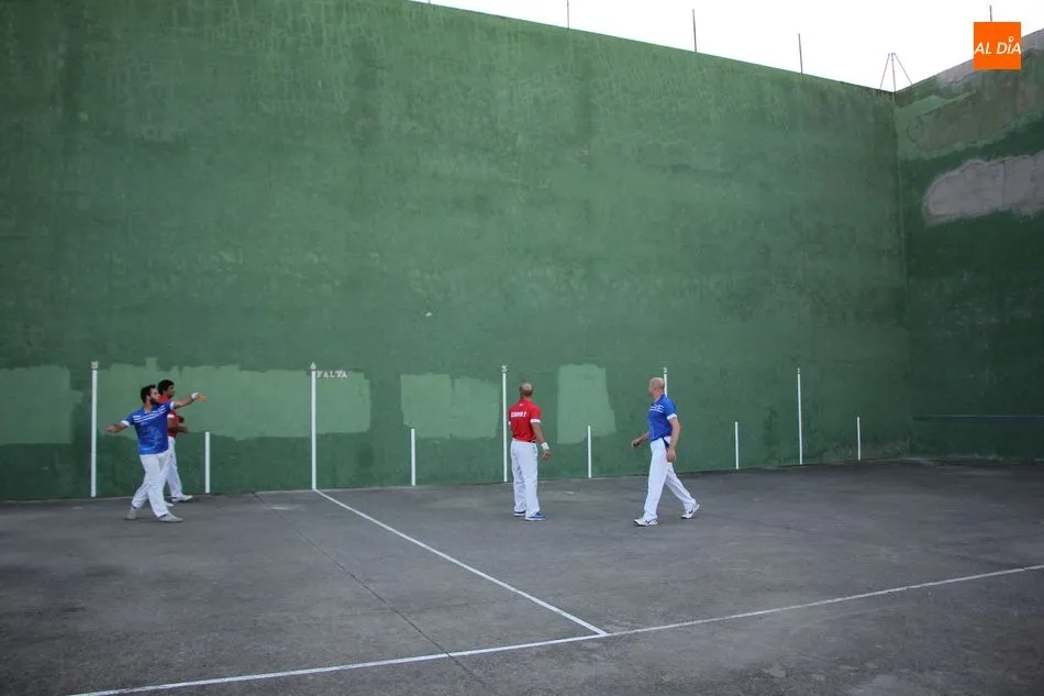 Foto 7 - Vibrante partido de pelota para celebrar las fiestas en Barruecopardo  