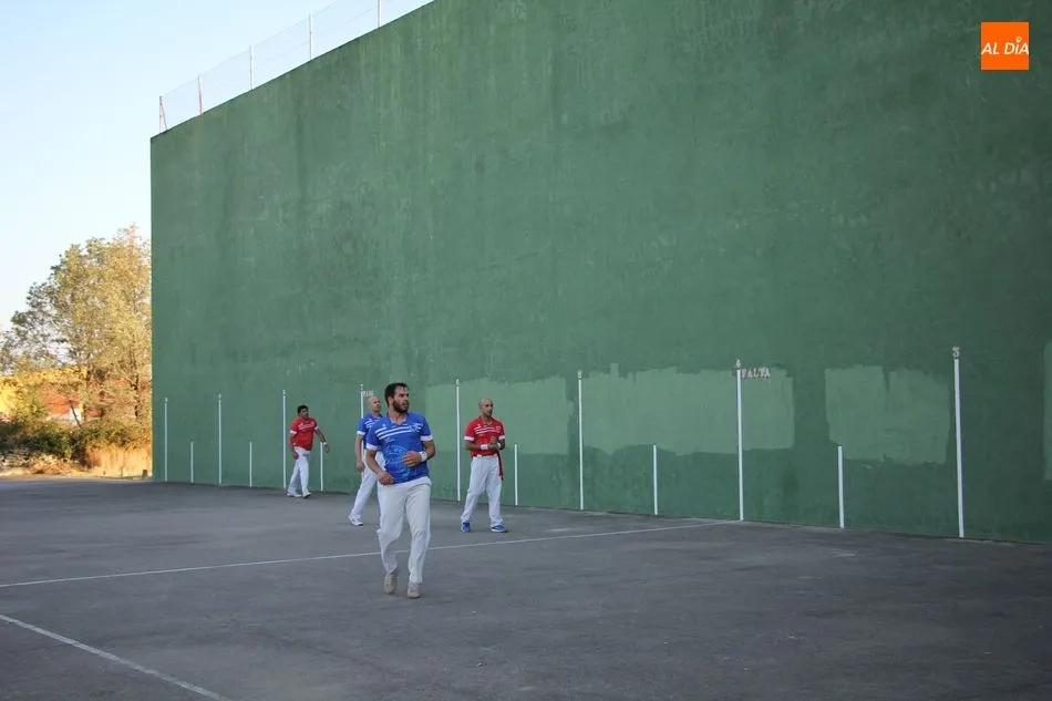Foto 6 - Vibrante partido de pelota para celebrar las fiestas en Barruecopardo  