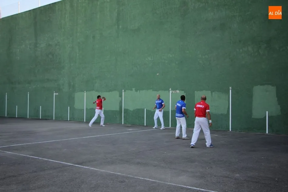 Foto 4 - Vibrante partido de pelota para celebrar las fiestas en Barruecopardo  